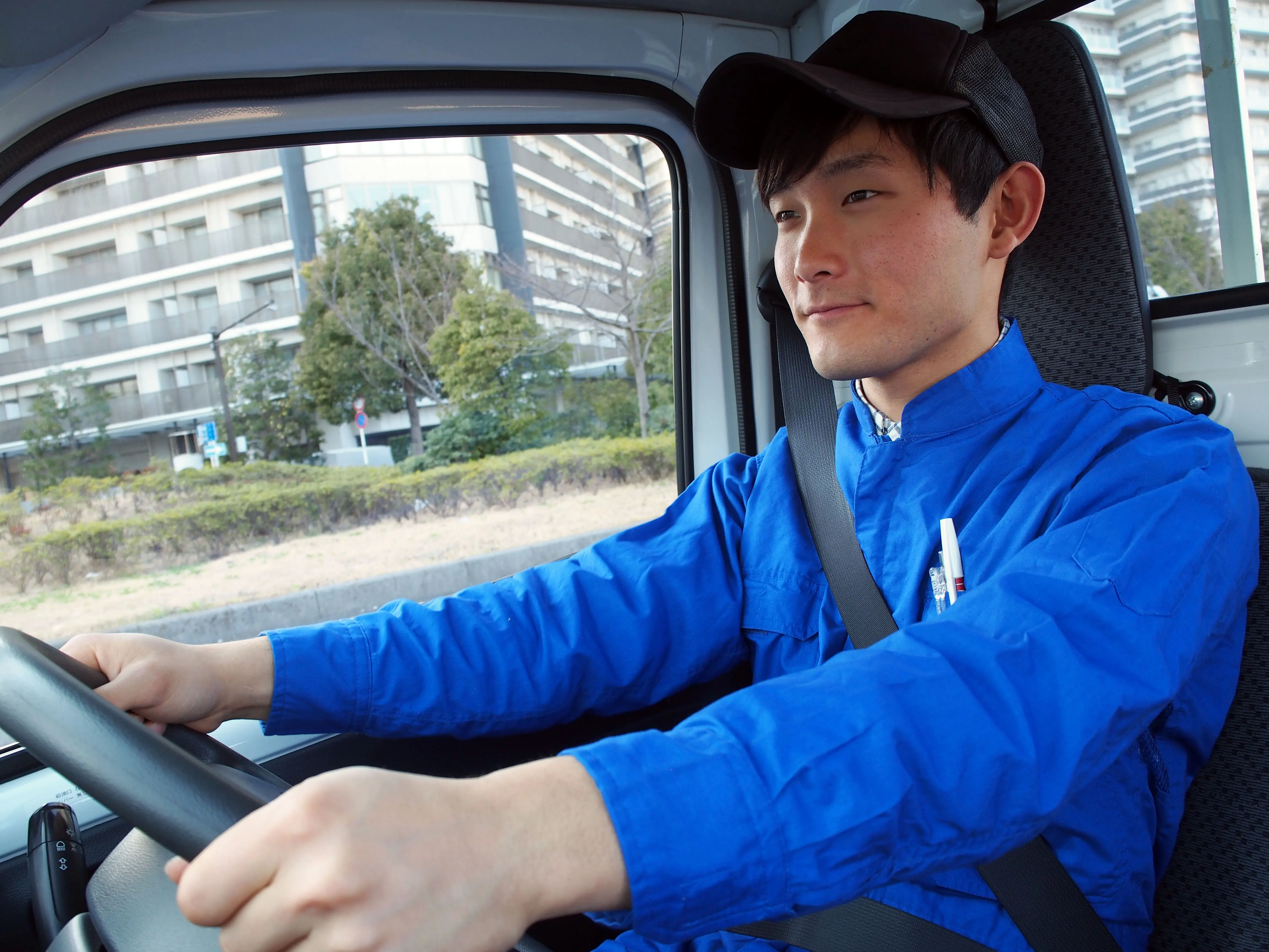 運転中の配送ドライバーさん