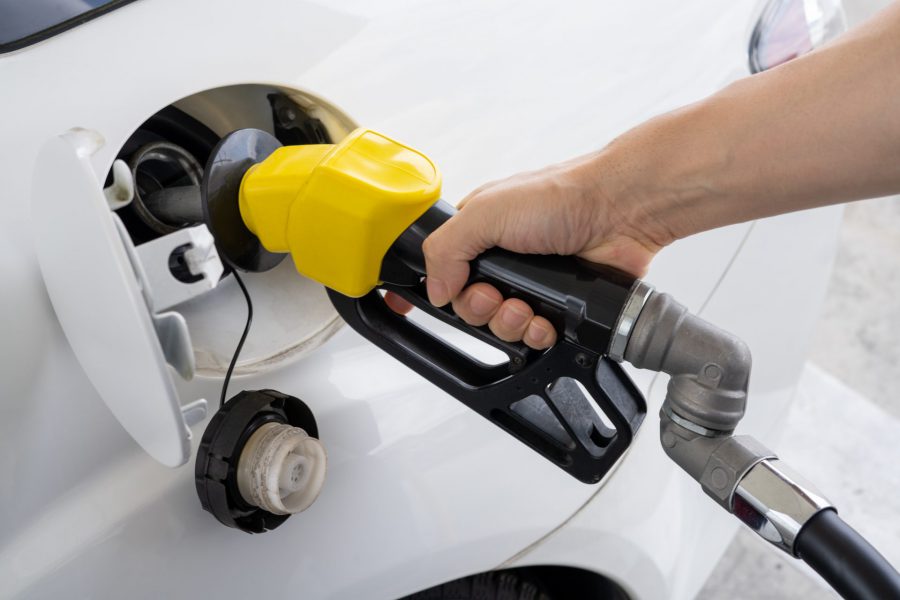 ガソリンを注入しているイメージ