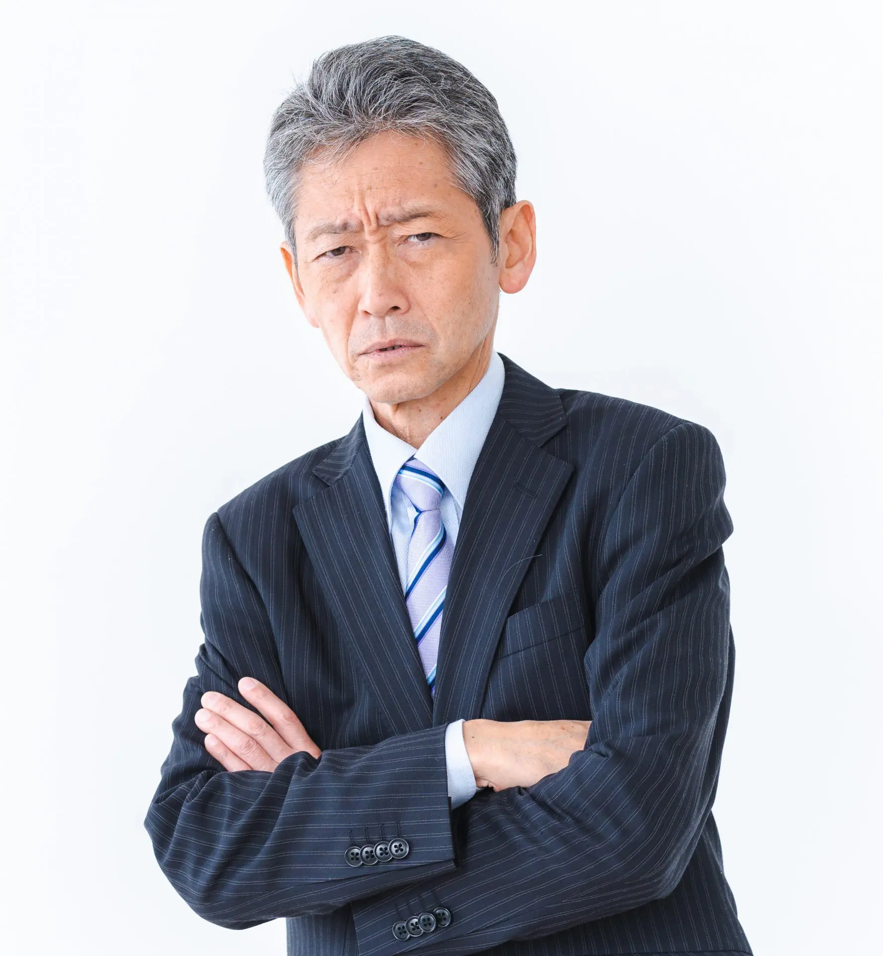 腕を組んで悩む人