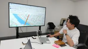 実例あり配送業の人手不足を解消する即効対策 | ODIN リアルタイム配送システム | ODIN リアルタイム配送システム ODINの画面を見る男性管理者