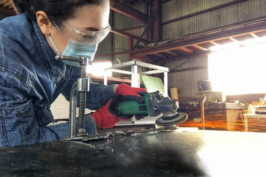 人が溶接している工場の風景