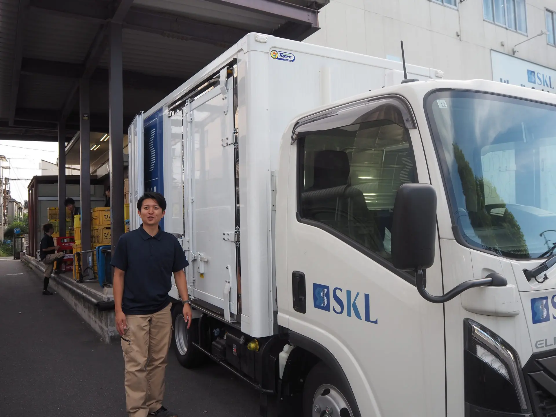 株式会社SKL様 トラックと男性1人の写真