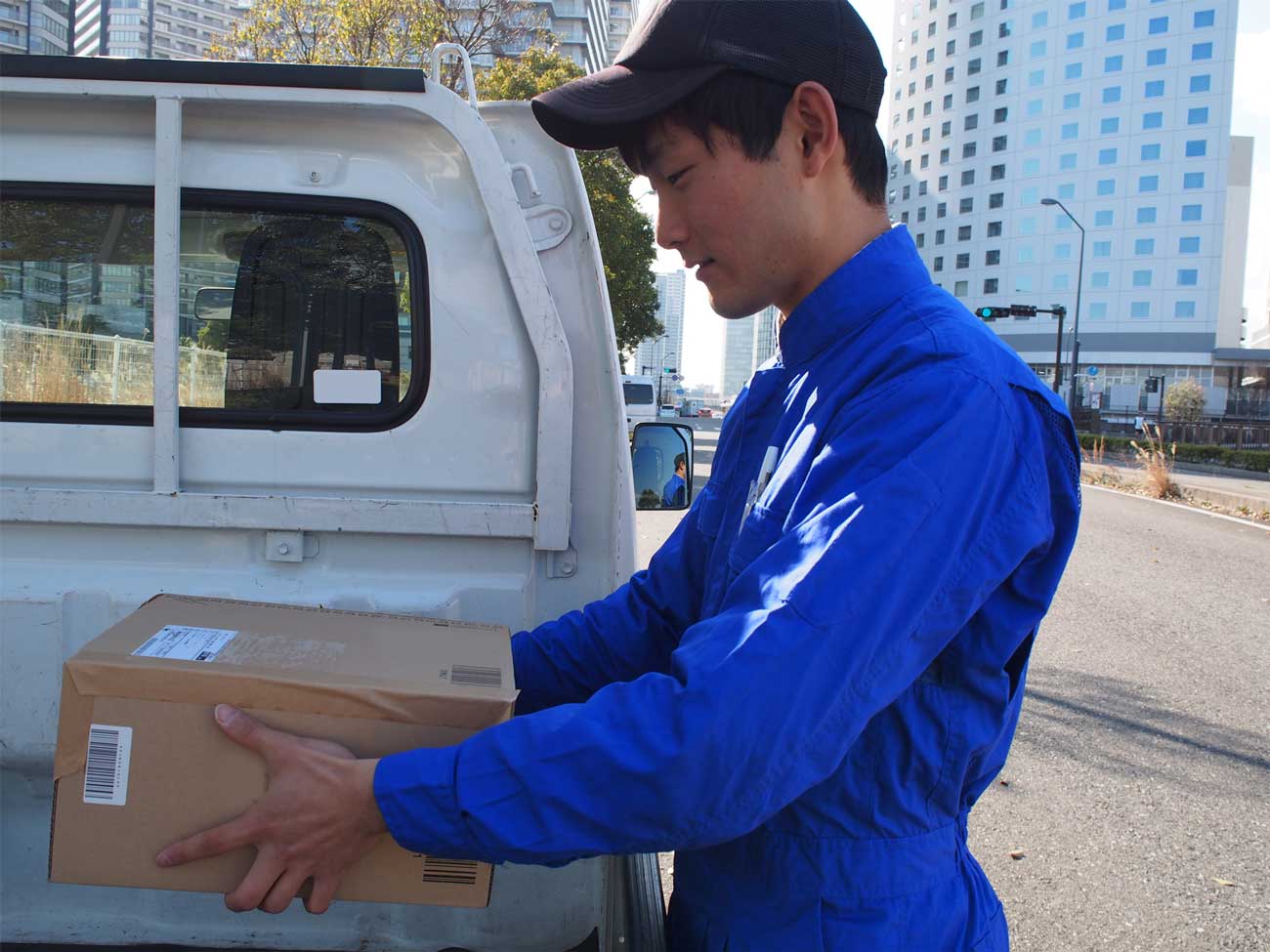 荷降ろし作業をするドライバ―