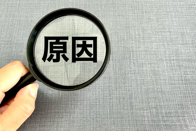 虫眼鏡に原因という文字が映し出されたイラスト