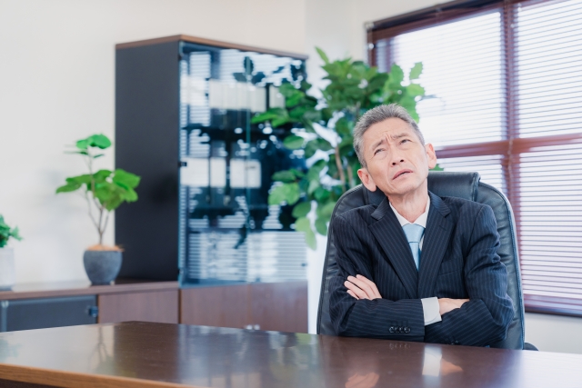 悩む経営者